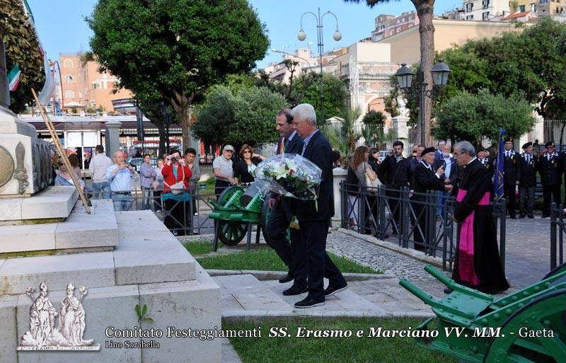 Omaggio ai caduti da parte del Sindaco, della comunità dei fedeli e del comitato festeggiamenti