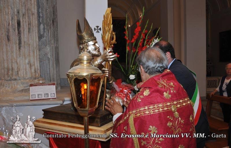 Omaggio del Sindaco della città Dott. Cosmo Mitrano ai Santi Patroni con la donazione di fiori e ceri