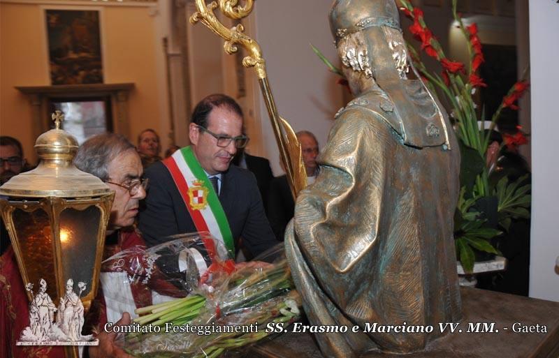 Omaggio del Sindaco della città Dott. Cosmo Mitrano ai Santi Patroni con la donazione di fiori e ceri