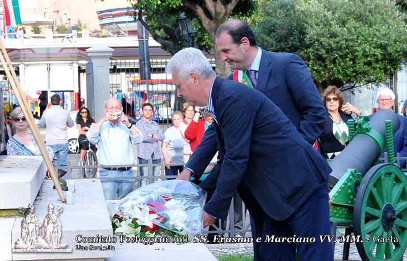 Omaggio ai caduti da parte del Sindaco, della comunità dei fedeli e del comitato festeggiamenti