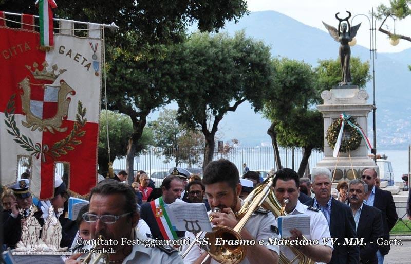 Omaggio ai caduti da parte del Sindaco, della comunità dei fedeli e del comitato festeggiamenti