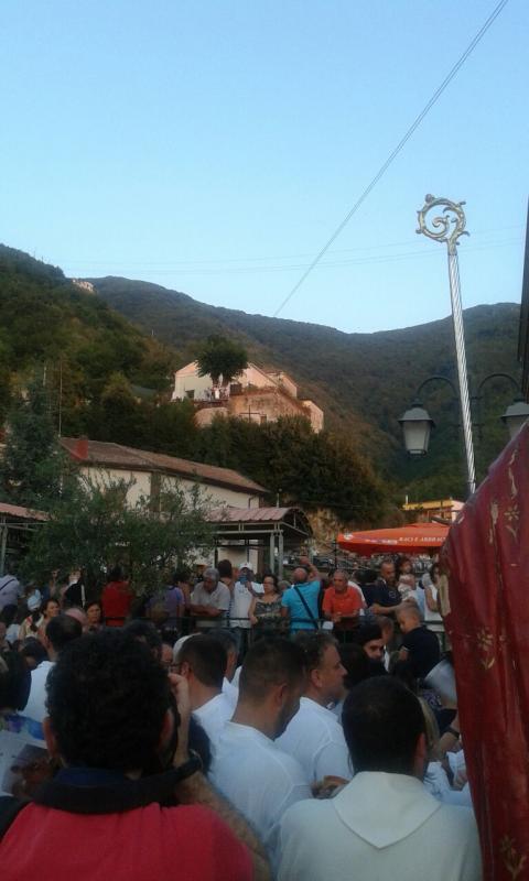 La processione si ferma in piazza per la tradizionale calata dell&#039;angelo