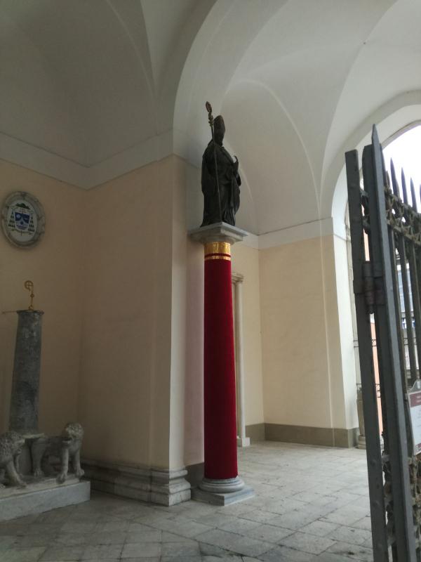 La statua di Sant&#039;Erasmo all&#039;ingresso della cattedrale