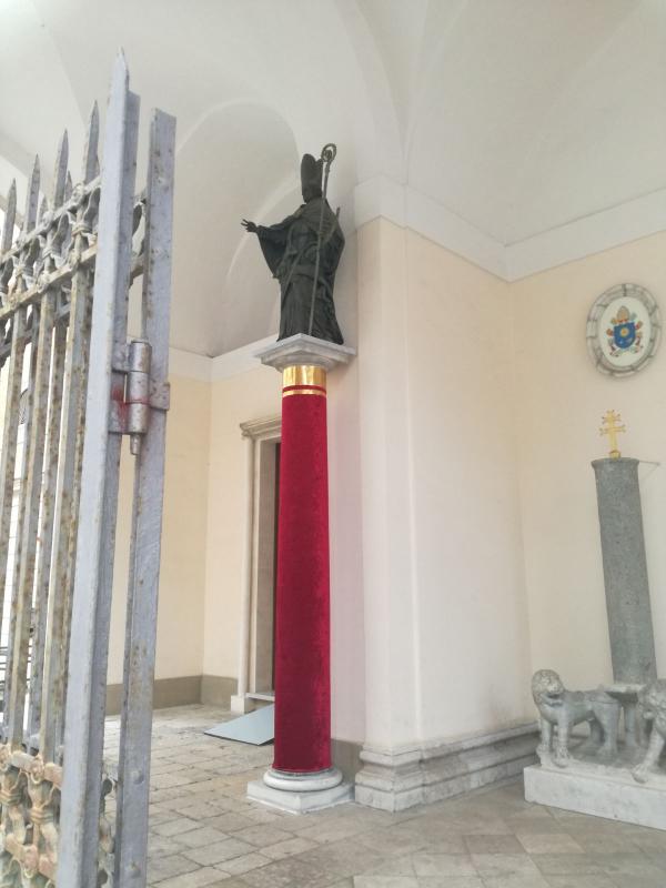 La statua di San Marciano all&#039;ingresso della cattedrale