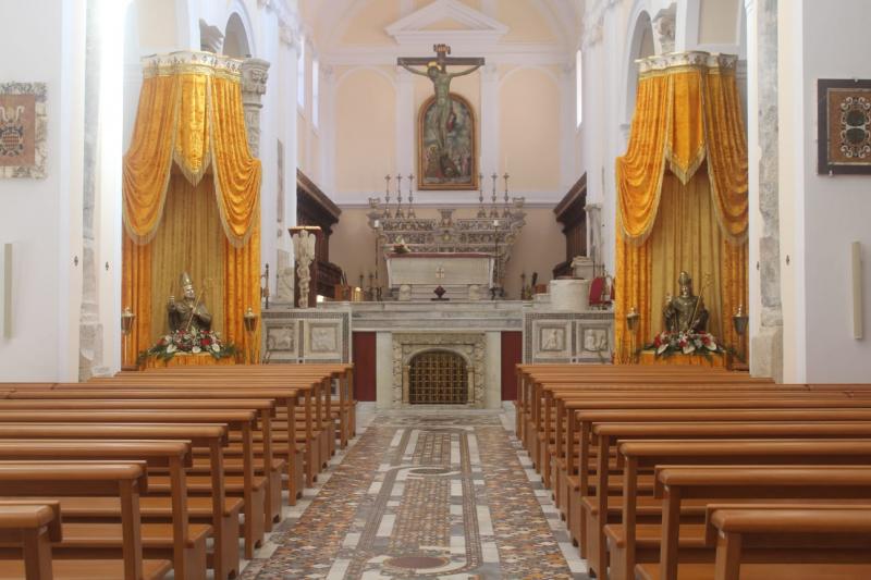 L&#039;interno della Cattedrale con i busti dei Santi Patroni